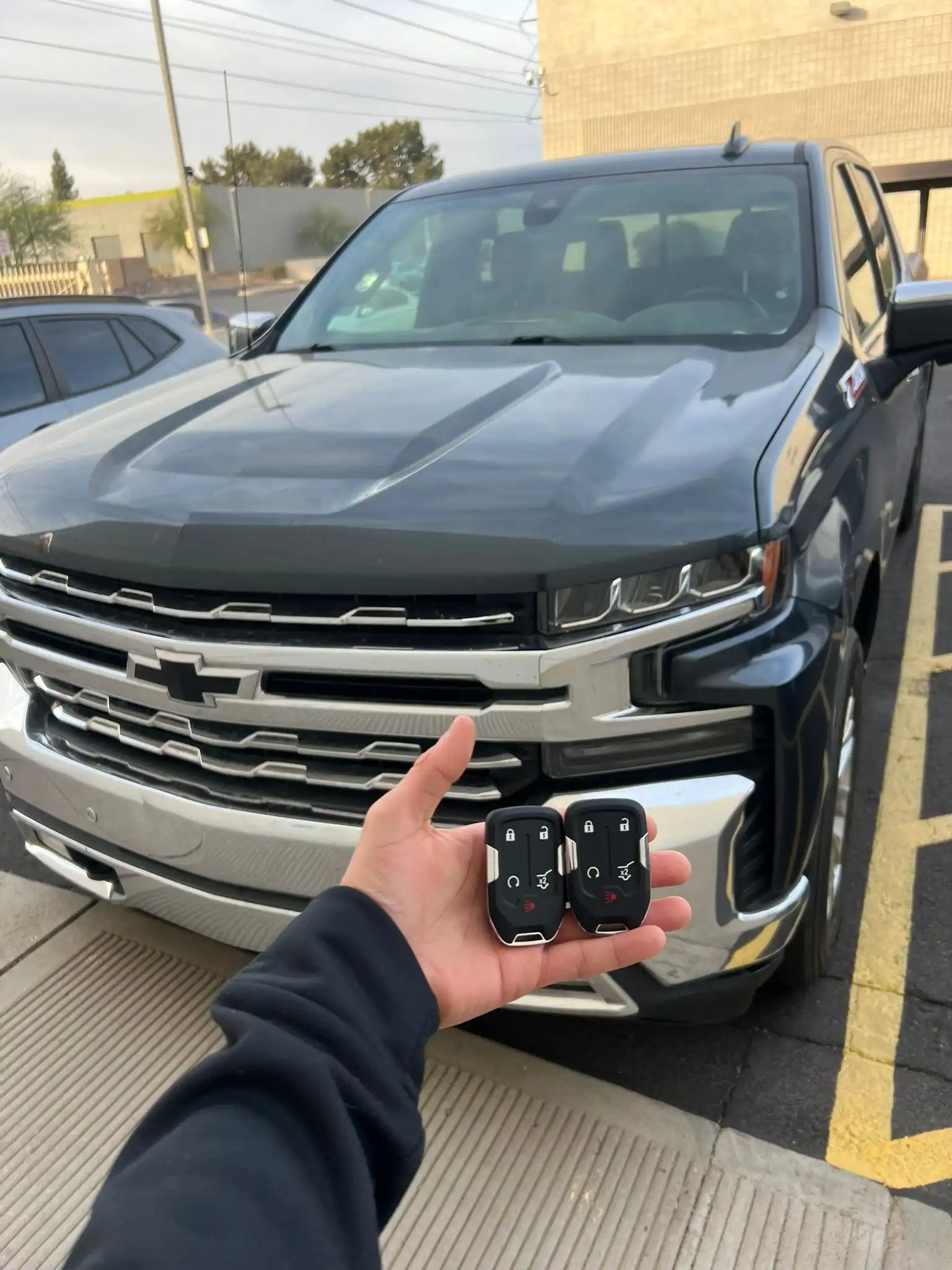 Mobile expert performing Locksmith Services in Fountain Hills while replacing a lost car key for a parked vehicle