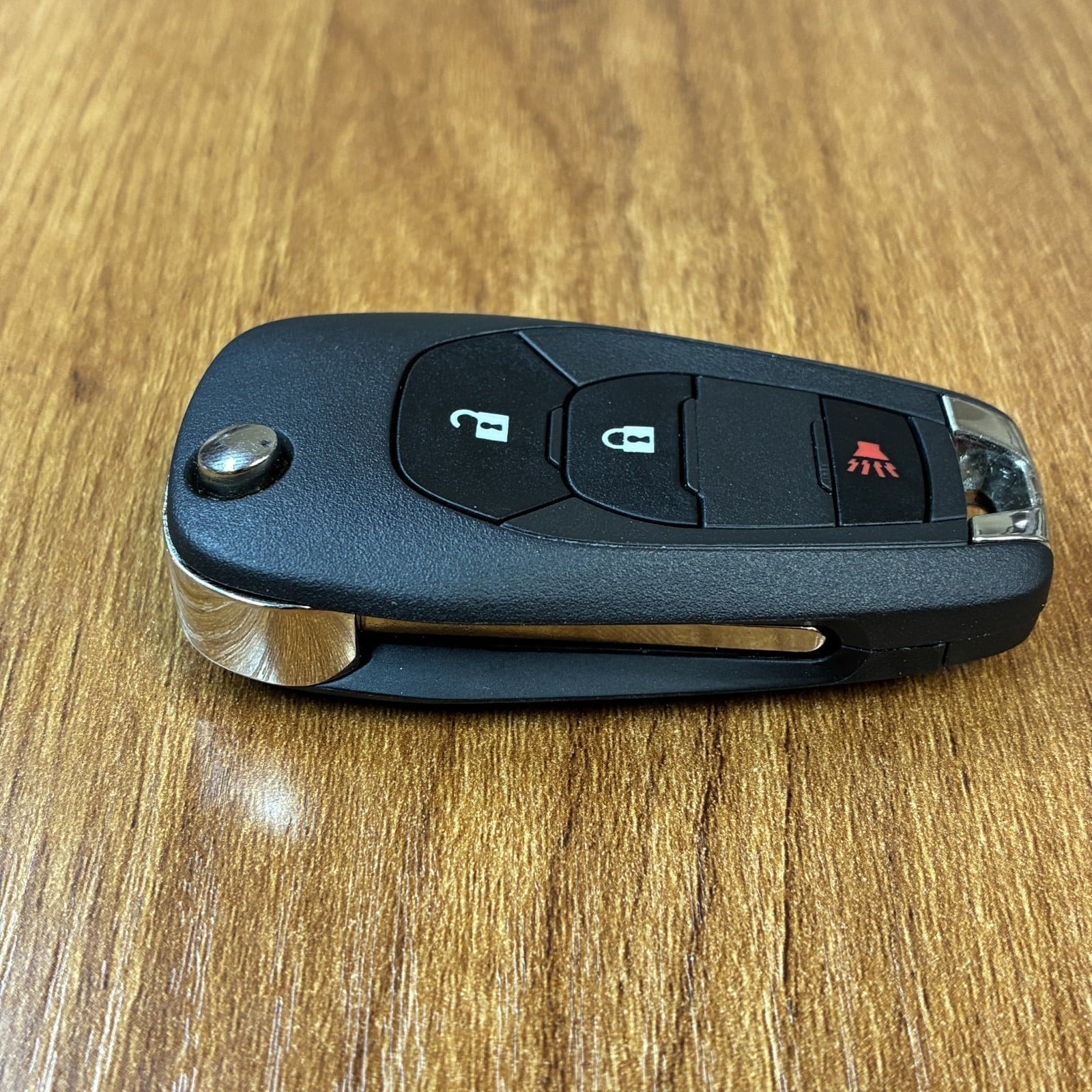Chevrolet Trax / Spark Flip Key Fob 3-Button 13530738 LXP-T003 Unlocked - Excellent 2 Chevrolet Trax / Spark Flip Key Fob 3-Button 13530738 LXP-T003 Unlocked - Excellent - Image 2