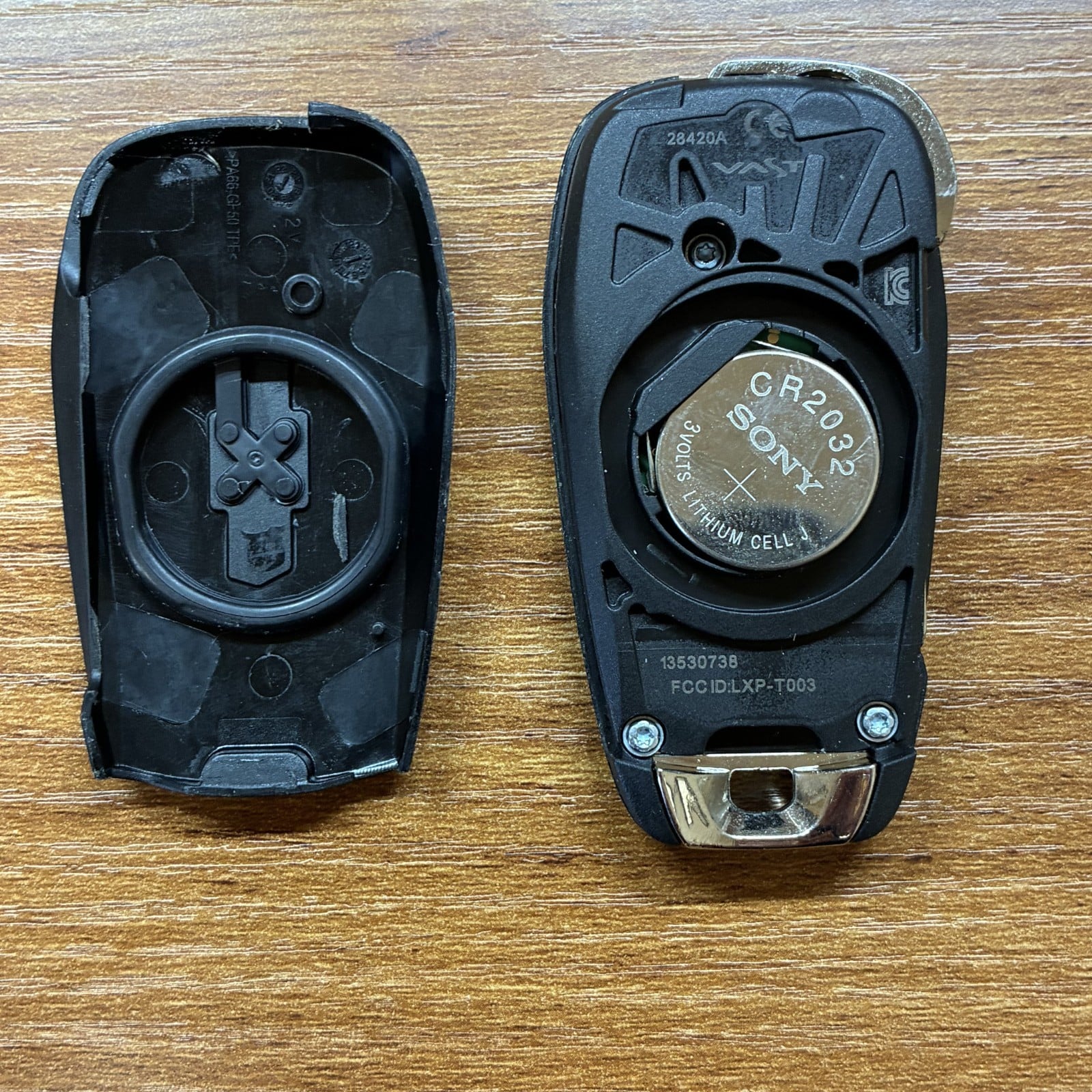 Chevrolet Trax / Spark Flip Key Fob 3-Button 13530738 LXP-T003 Unlocked - Excellent 9 Chevrolet Trax / Spark Flip Key Fob 3-Button 13530738 LXP-T003 Unlocked - Excellent - Image 9