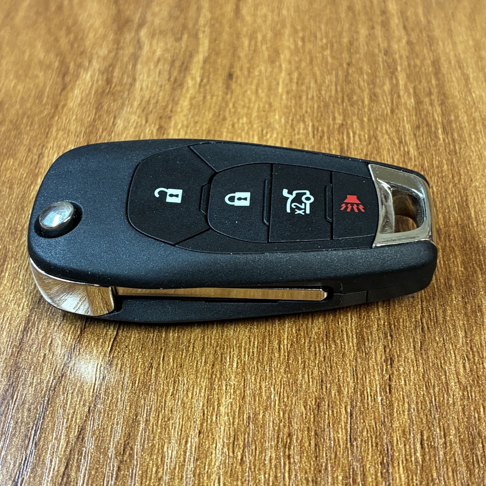 Chevrolet Trax / Spark / Sonic Flip Key Fob 4-Button 13530752 LXP-T003 Unlocked - Excellent - Image 2